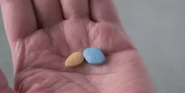 威而鋼與犀利士差在哪?一手掌握兩種選擇 手中握有威而鋼與犀利士藥丸,呈現兩種壯陽藥的差別